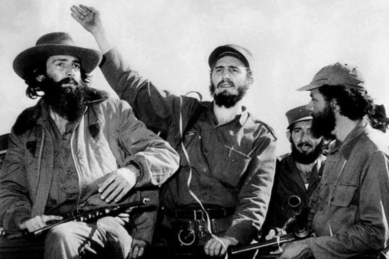 8c-tras-la-huida-de-batista-el-primero-de-enero-de-1959-el-revolucionario-cubano-camilo-cienfuegos-y-fidel-castro.jpg