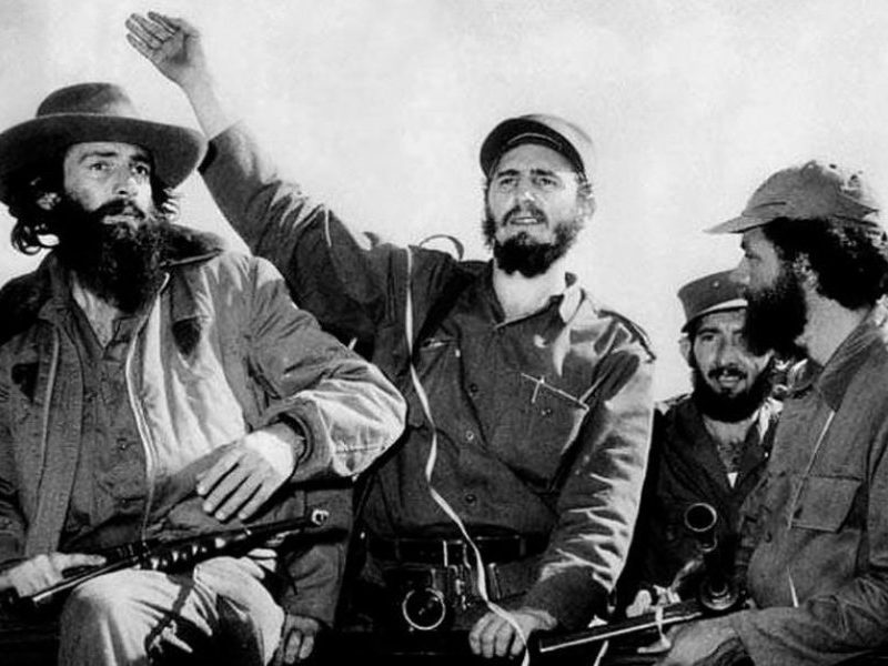 8c-tras-la-huida-de-batista-el-primero-de-enero-de-1959-el-revolucionario-cubano-camilo-cienfuegos-y-fidel-castro.jpg
