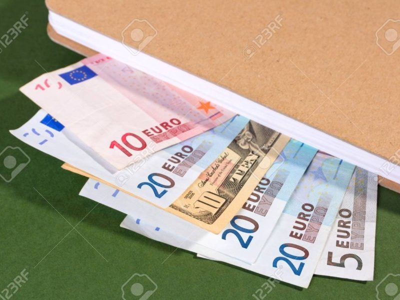 17448874-unos-pocos-euros-de-los-billetes-están-en-un-cuaderno.jpg