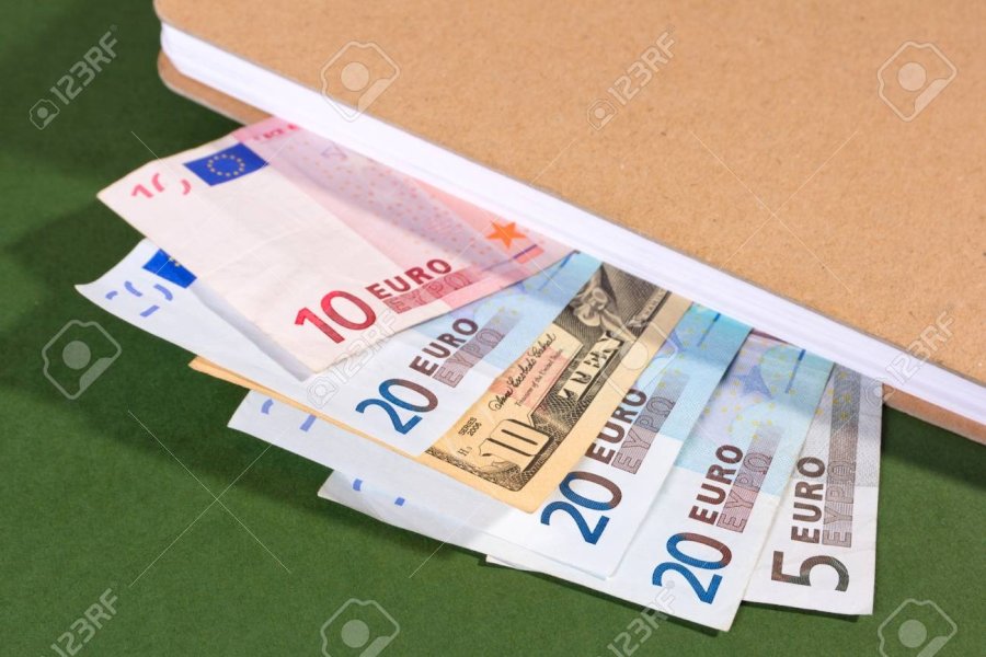 17448874-unos-pocos-euros-de-los-billetes-están-en-un-cuaderno.jpg