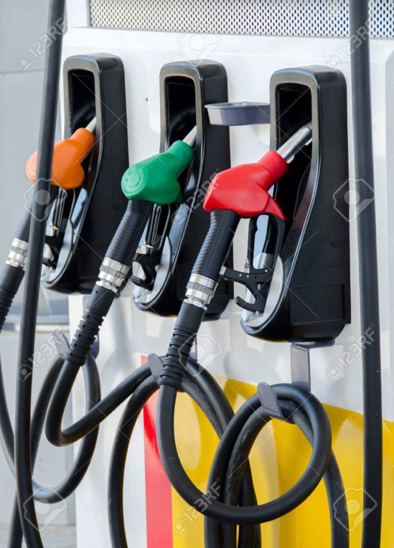 28295916-surtidor-de-combustible-en-una-estación-de-gasolina.jpg