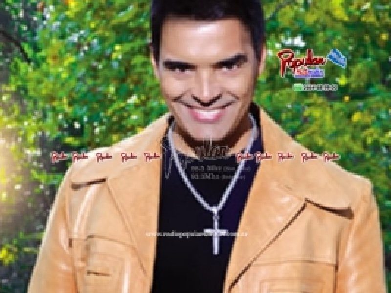 Ale-Ceberio-recibe-disco-de-oro-300x266.jpg