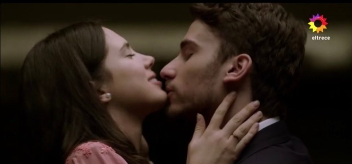 un-beso-fogoso-baro-y___9vYq9_VxT_720x0__1.jpg