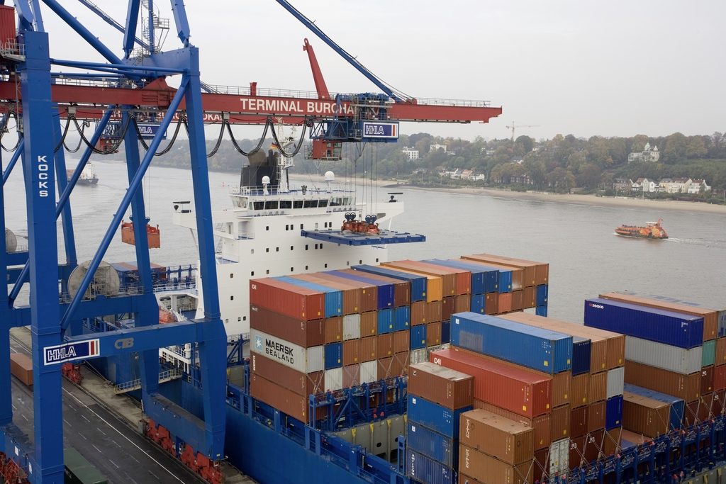 005_DGF_Containers_Dock_02_x-screen_1.jpg