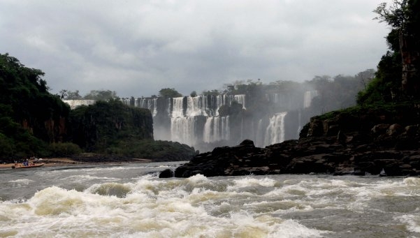 cierran-las-cataratas-el-desborde-del-rio-parana.jpg