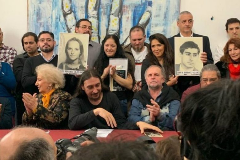 javier-matias-darroux-mijalchuk-nieto-130-sentado-junto-a-estela-de-carlotto-730308.jpg