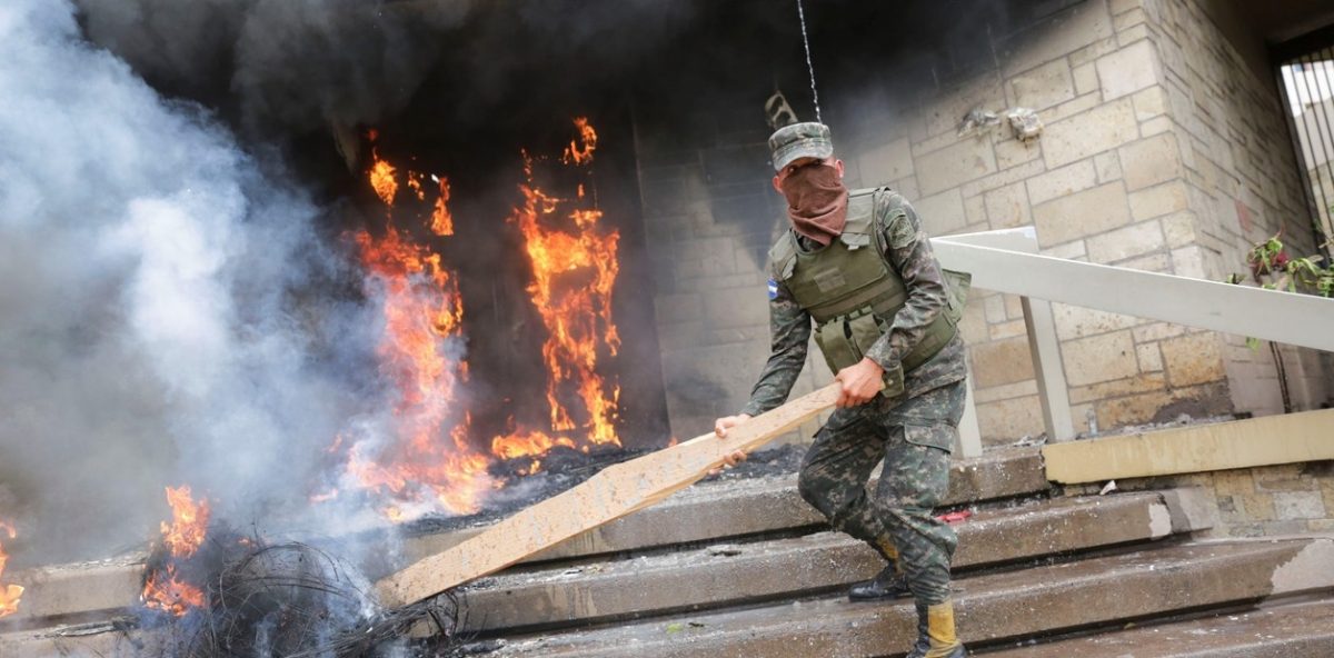 un-soldado-intenta-apagar-neumaticos___ifPlH8dgy_1256x620__1.jpg
