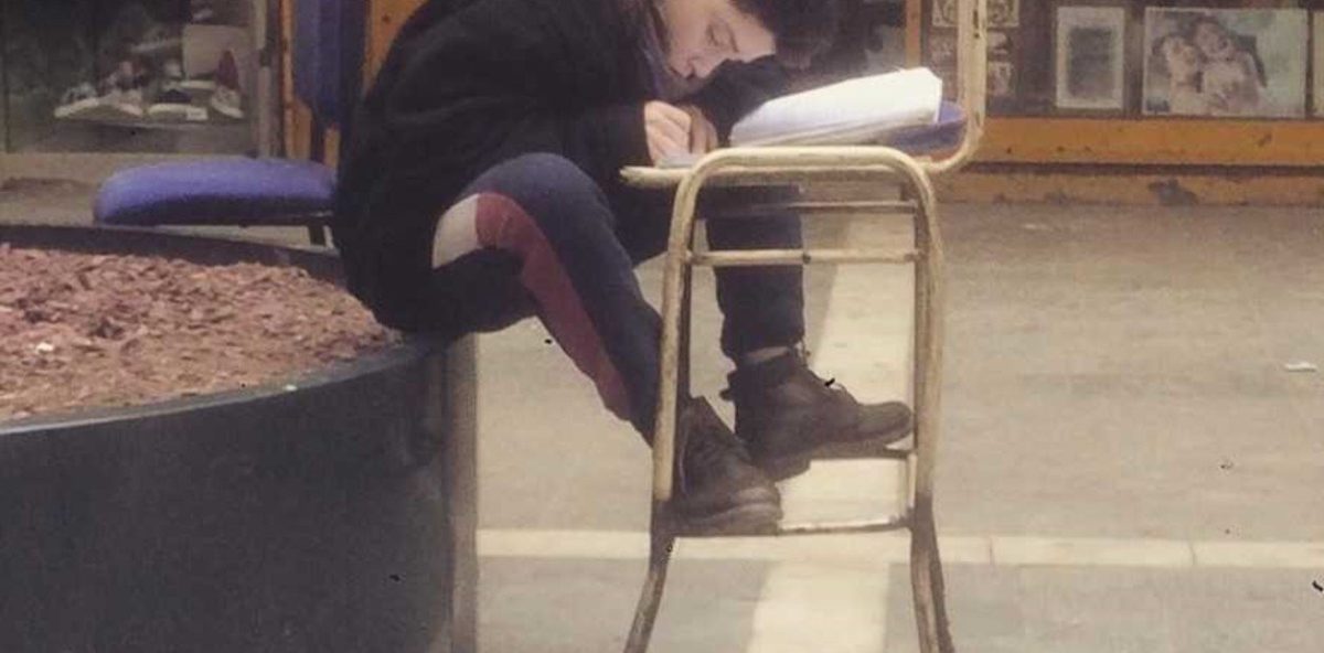 angelo-concentradisimo-esta-estudiando-ingles___WlvB6gN1n_1256x620__1.jpg