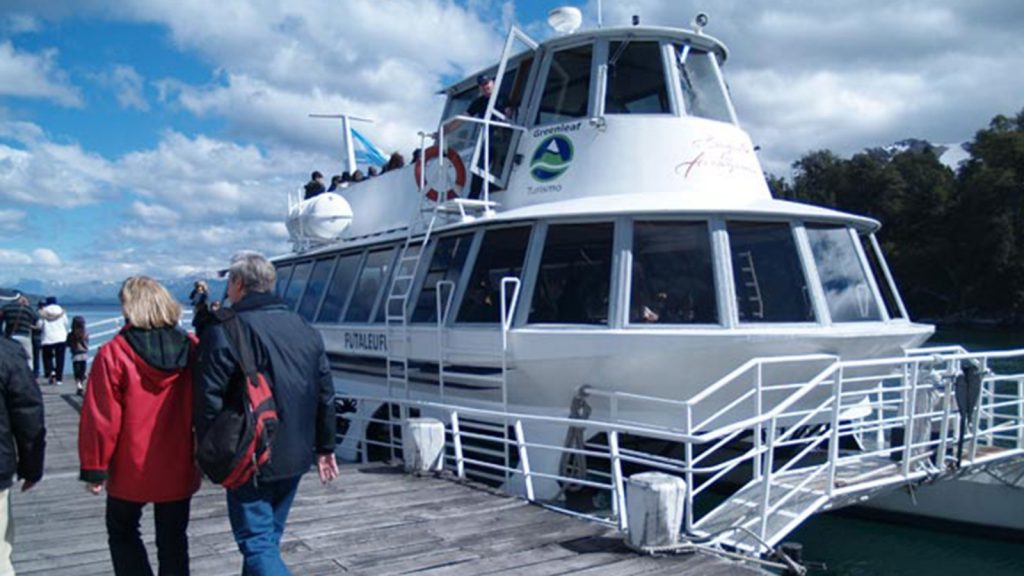 Catamaran-Futaleufu-1.jpg