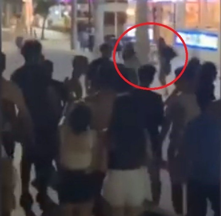 las-dos-jovenes-corriendo-atras___UFsXjju0M_720x0__1.jpg
