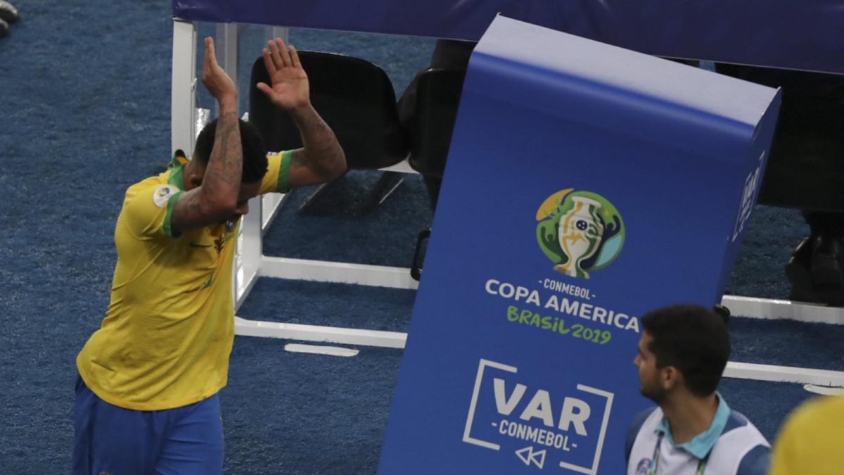 gabriel-jesus-le-pega-al-var-1.jpg