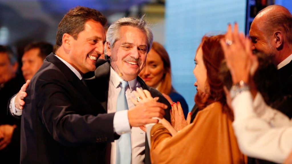 el-frente-de-todos-cerro-su-acto-en-rosario-con-un-abrazo-entre-cristina-kirchner-alberto-fernandez-y-sergio-massa.jpg