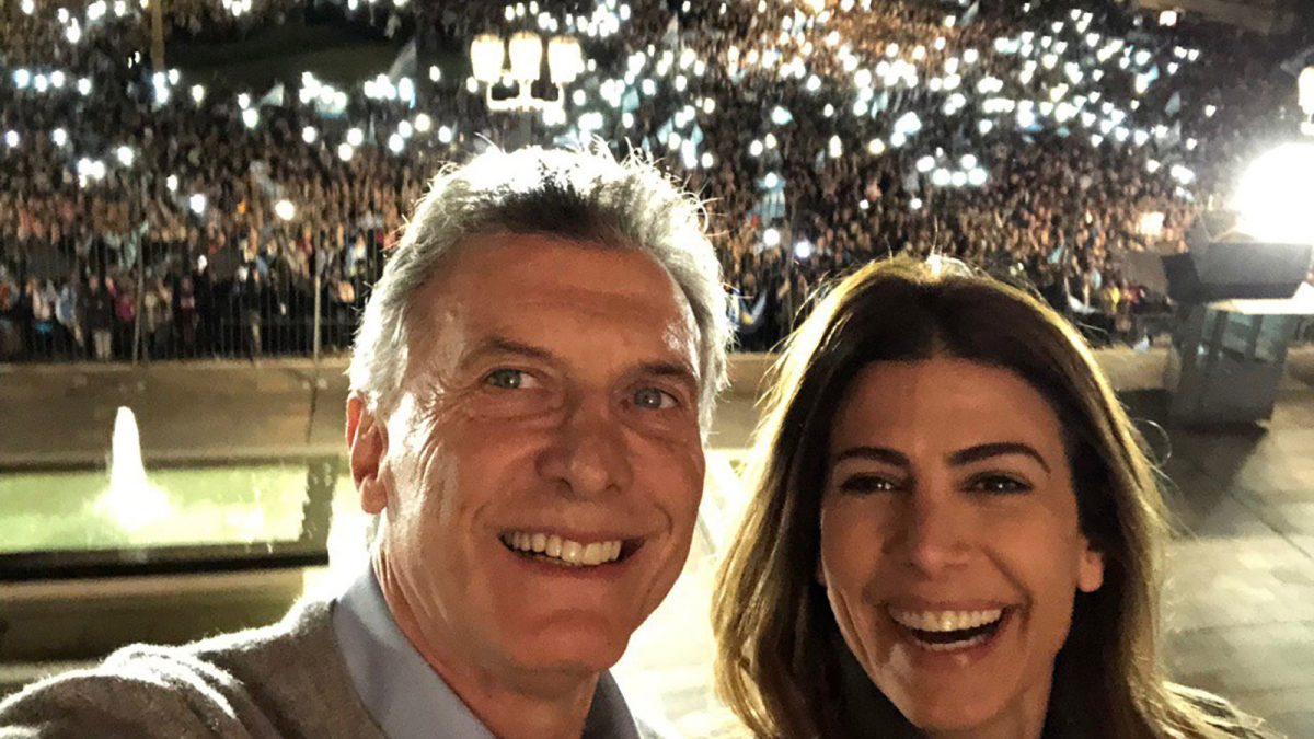 selfie-macri-casa-rosada-marcha-apoyo-a-macri-presidente-24-de-agosto.jpg