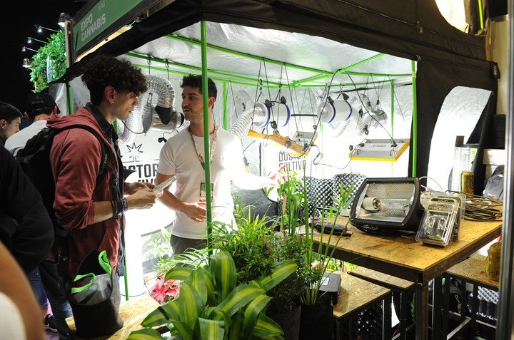 en-expo-cannabis-venden-luces___e2qiecYe_720x0__1.jpg