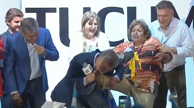 macri_besa_pie_1.jpg_1956802537.jpg