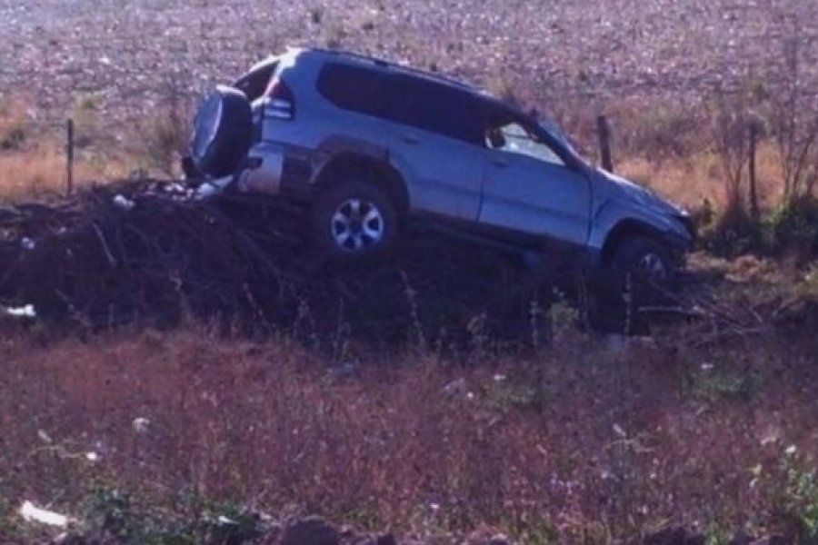 la-camioneta-quedo-contra-un___lhskktbs_1256x620__1.jpg_1444287421.jpg