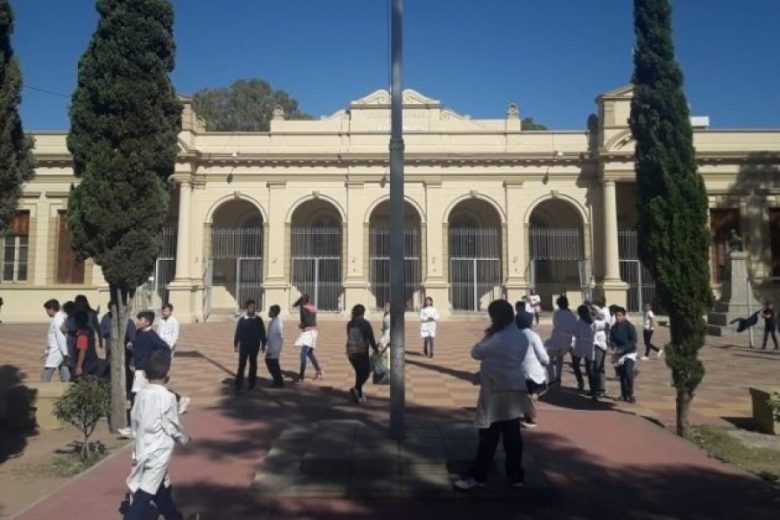 FOTO-PRINCIPAL-Nota-El-Centro-Educativo-N°-1-“Juan-Pascual-Pringles”-tendrá-ciclo-orientado-de-nivel-secundario-630x426.jpg