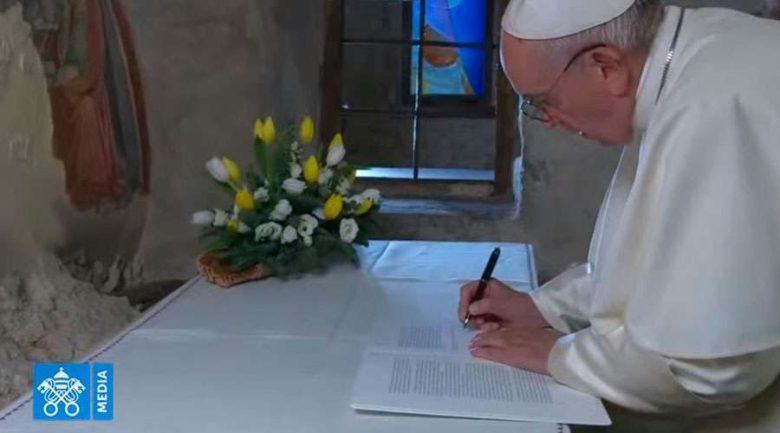 Papa-Francisco-Firma-Carta-Apostolica-Pesebre-Youtube-01122019.jpg