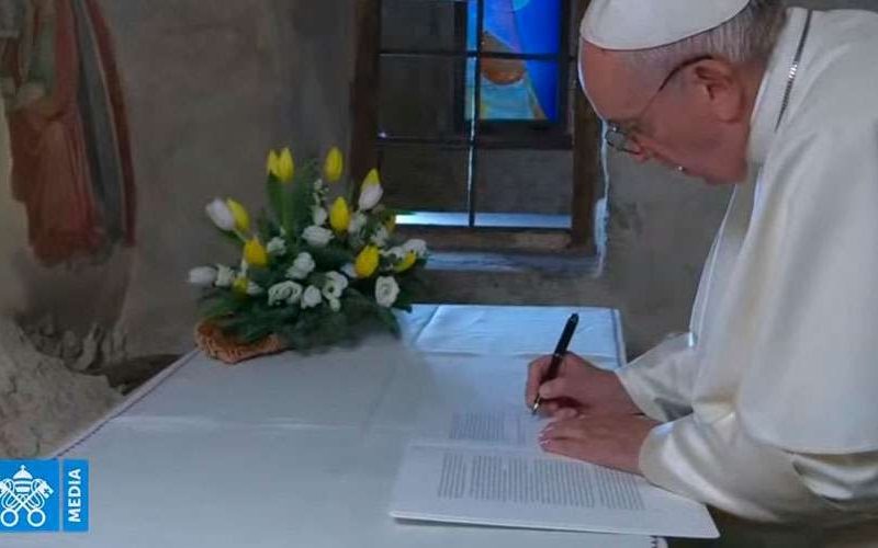 Papa-Francisco-Firma-Carta-Apostolica-Pesebre-Youtube-01122019.jpg