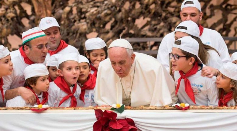 PapaTortaCumpleaos_LOsservatore_Romano_171217.jpg