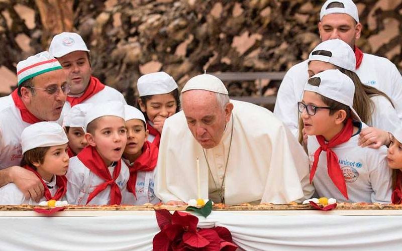 PapaTortaCumpleaos_LOsservatore_Romano_171217.jpg
