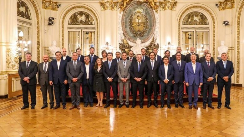 alberto_con_gobernadores_1.jpeg_429366282.jpg