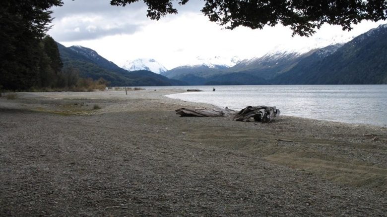 machupes-tomaron-una-playa-en-bariloche.jpg