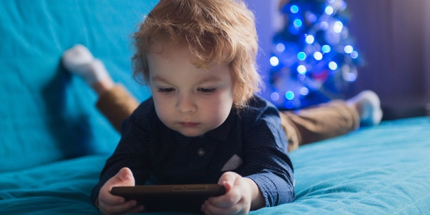 WEB3-CHILD-PLAYING-GAME-PHONE-CHRISTMAS-shutterstock_527448403-polya_olya-AI.jpg