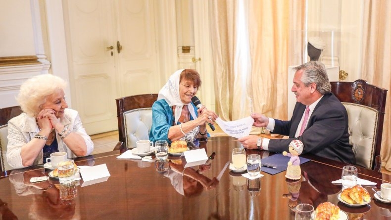 abuelas de plaza de mayo.jpg