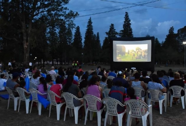 Cine-en-el-parque-630x426.jpg