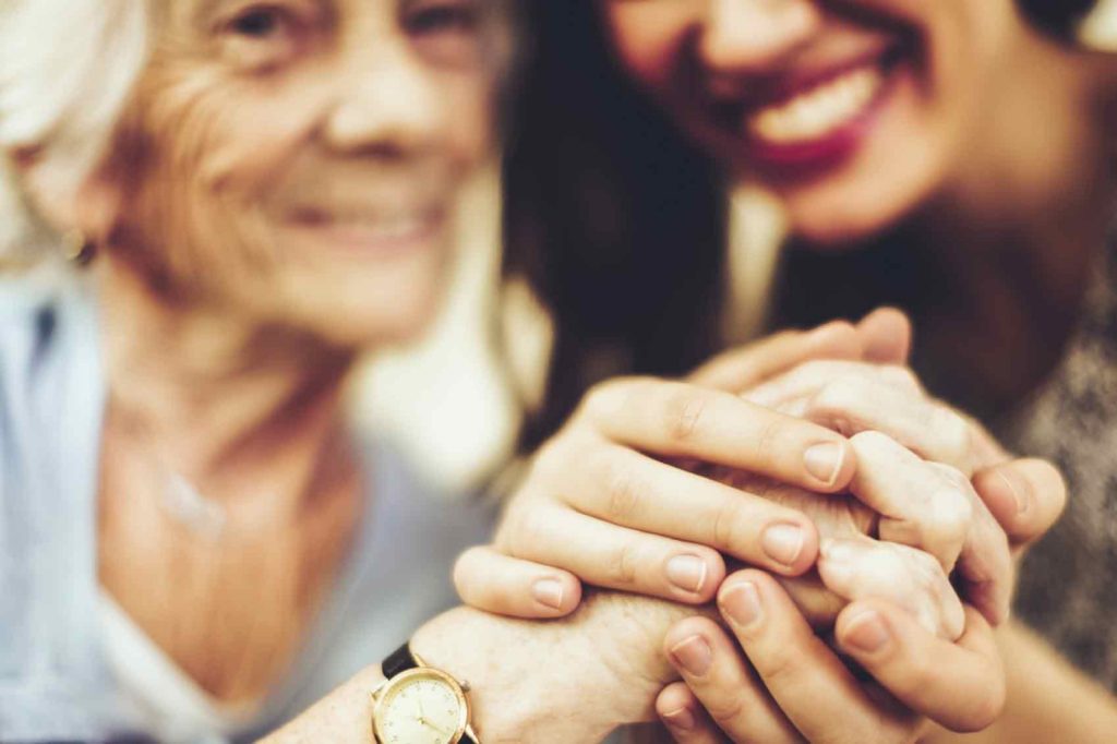 cuidadores-familiares-de-ancianos.jpg