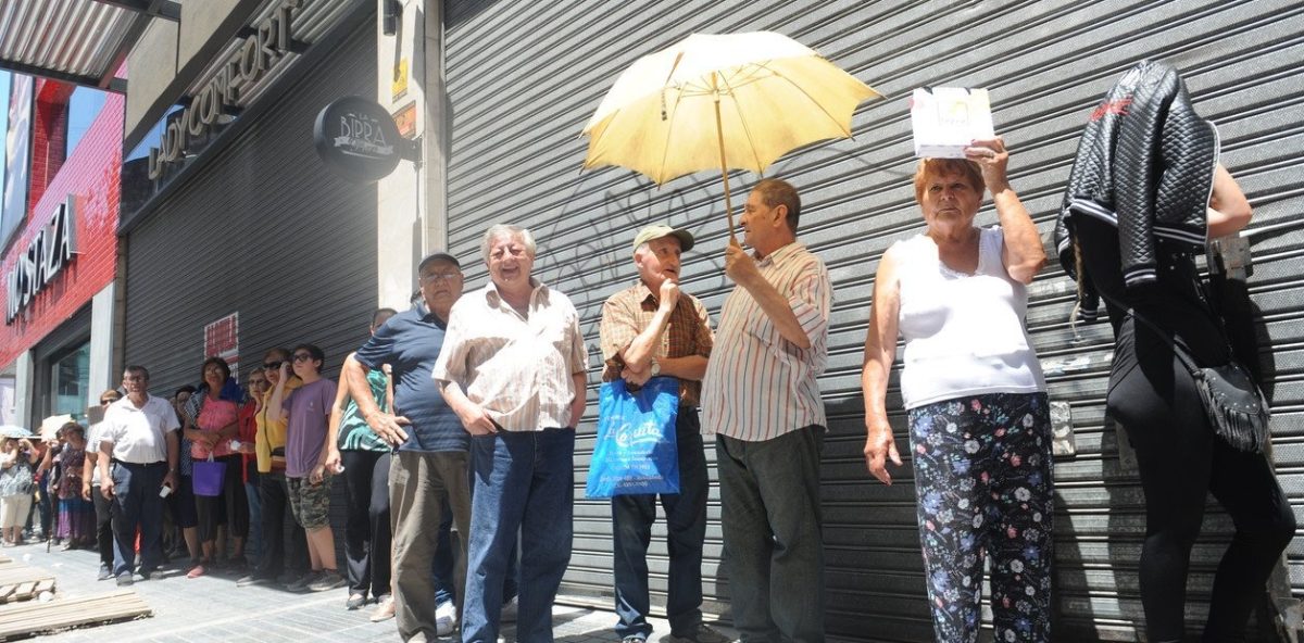 largas-colas-de-jubilados-a___NrFMGiCH_1256x620__1.jpg