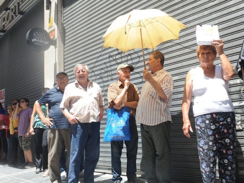 largas-colas-de-jubilados-a___NrFMGiCH_1256x620__1.jpg