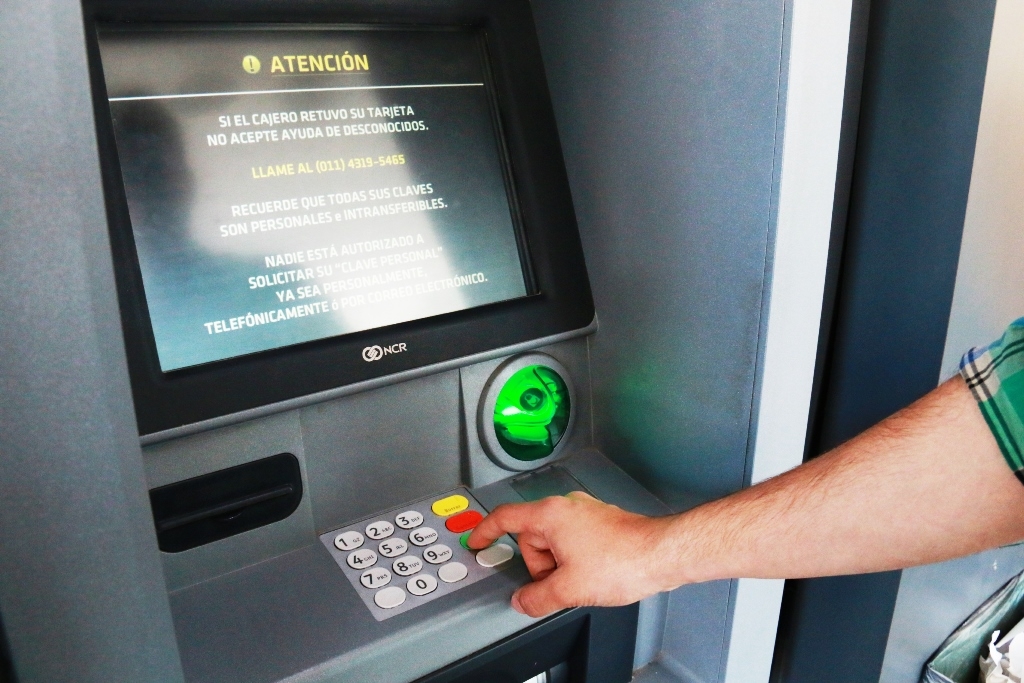 bco-nacion-calle-25-d-mayo-cajeros-gente-banco-cajas-15.jpg
