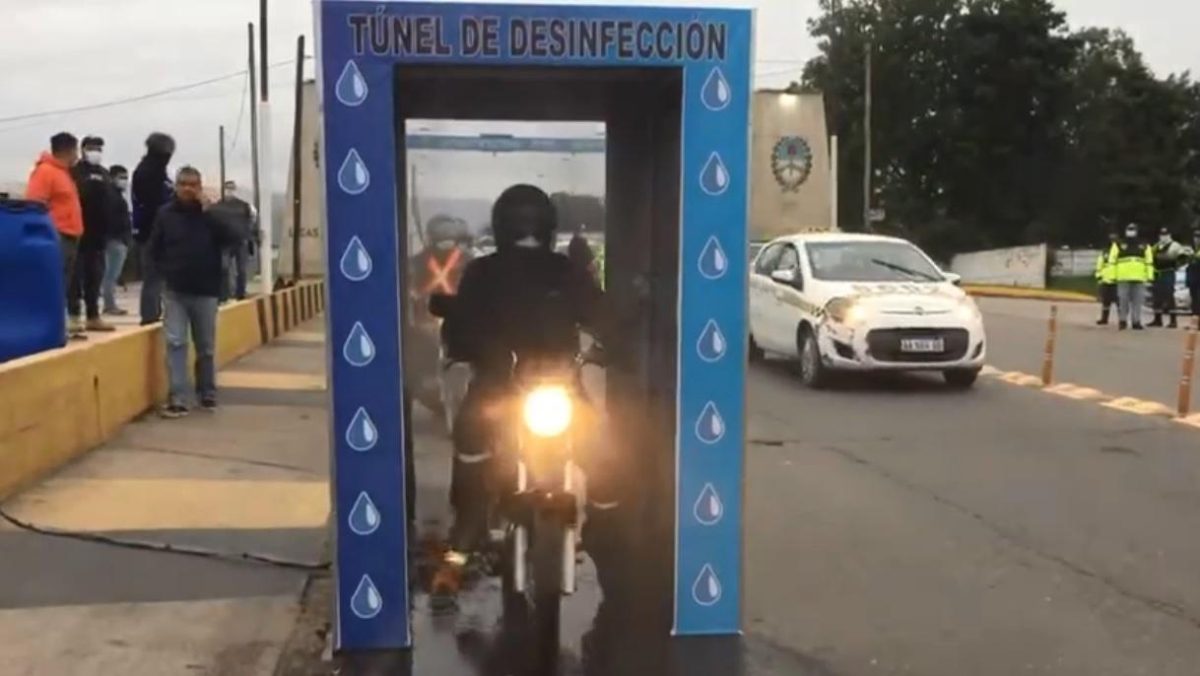 tunel-desinfeccion-tunel-desinfeccion-rocian-motocicletas-peatones-amonio-agua-840445-085225.jpg