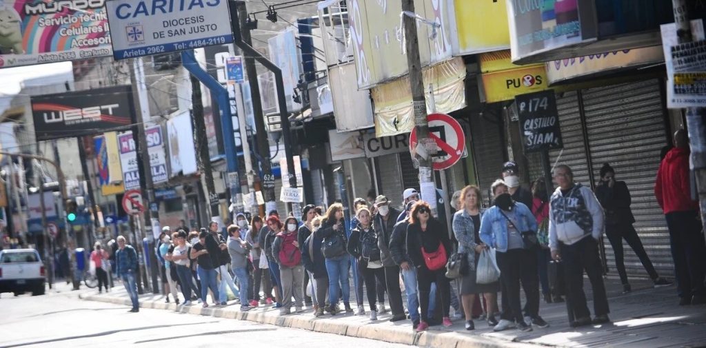 gente-esperando-el-colectivo-en___3qMOmWnNZ_1256x620__2.jpg
