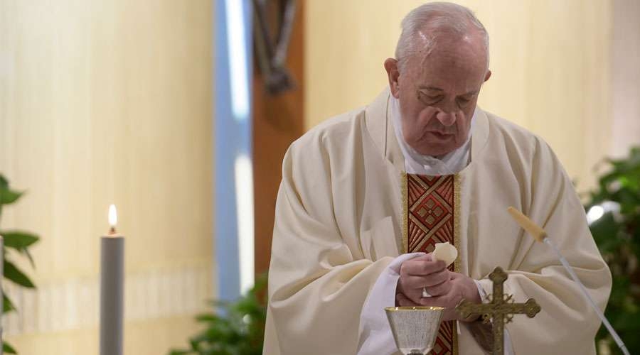 Papa-Francisco-Casa-Santa-Marta-Misa-Vatican-Media-04052020.jpg