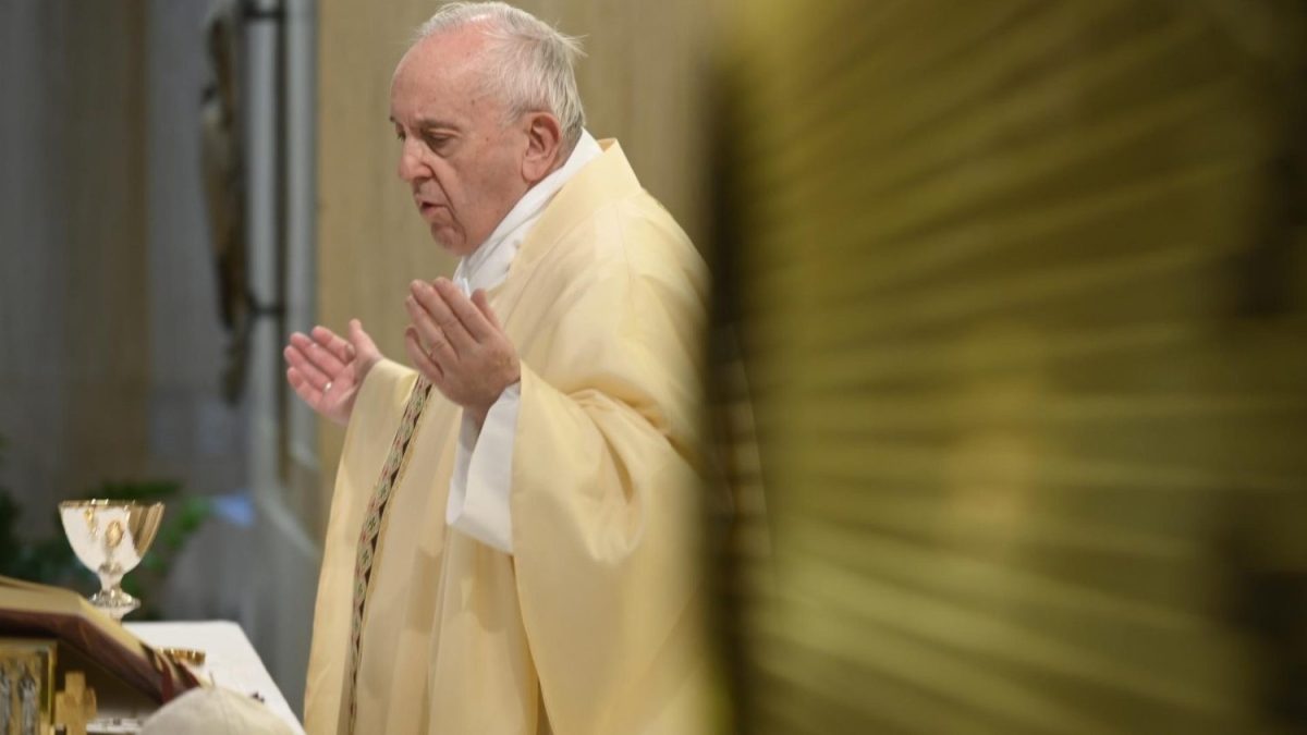 El-Papa-celebra-la-Misa-en-la-Casa-Santa-Marta-Vatican-Media.jpg