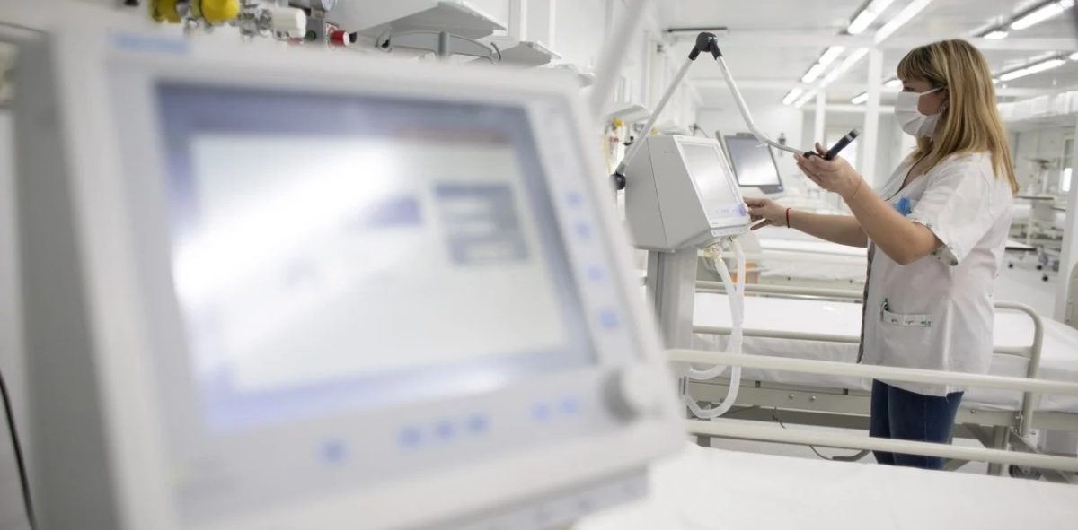 personal-medico-verifica-un-respirador___XZz6IqDf4_1256x620__2_1.jpg