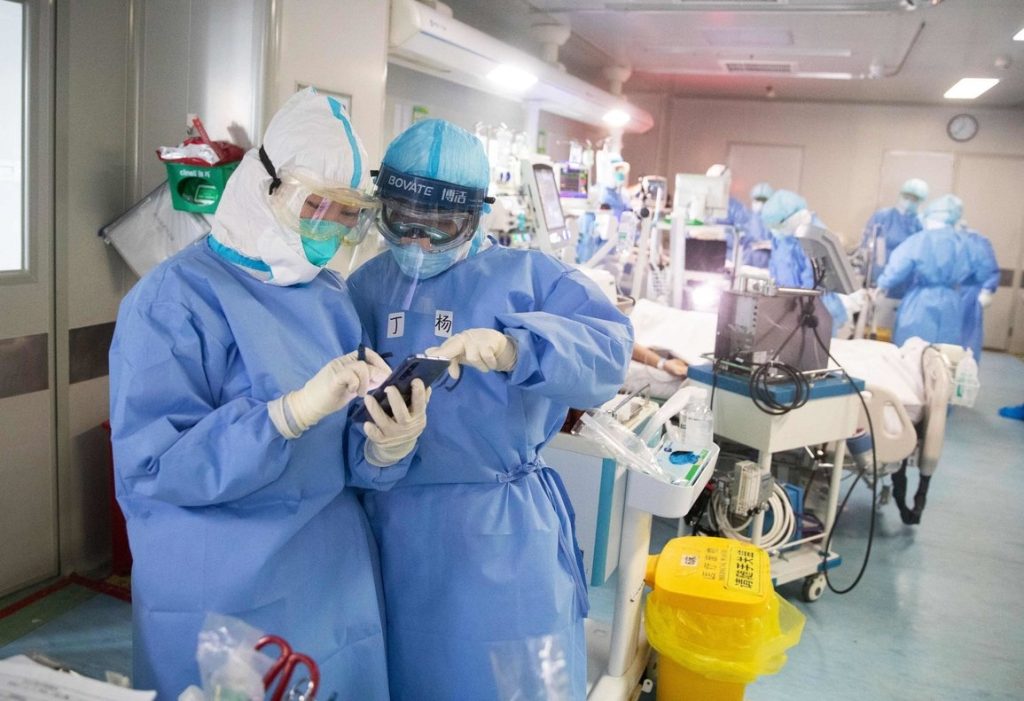 dos-medicos-consultan-unos-datos-hospital-wuhan-1584944957274.jpg