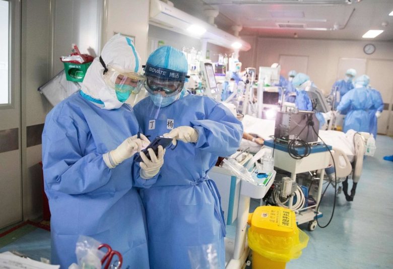 dos-medicos-consultan-unos-datos-hospital-wuhan-1584944957274.jpg