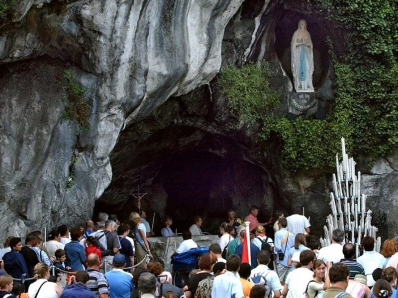 gruta-lourdes-torno-que-construyo-santuario-sur-francia-1559929660938.jpg