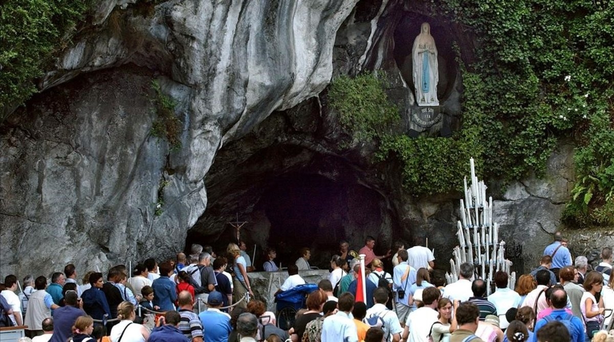 gruta-lourdes-torno-que-construyo-santuario-sur-francia-1559929660938.jpg