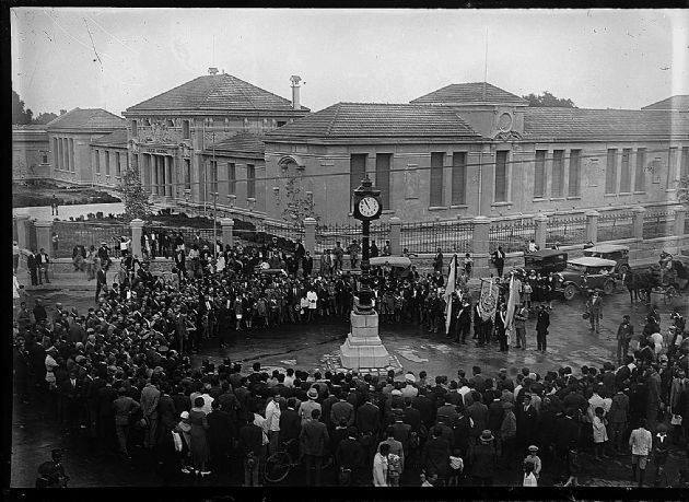 inauguracion-de-antiguo-reloj-sobre-av-illia-y-san-martin.jpg
