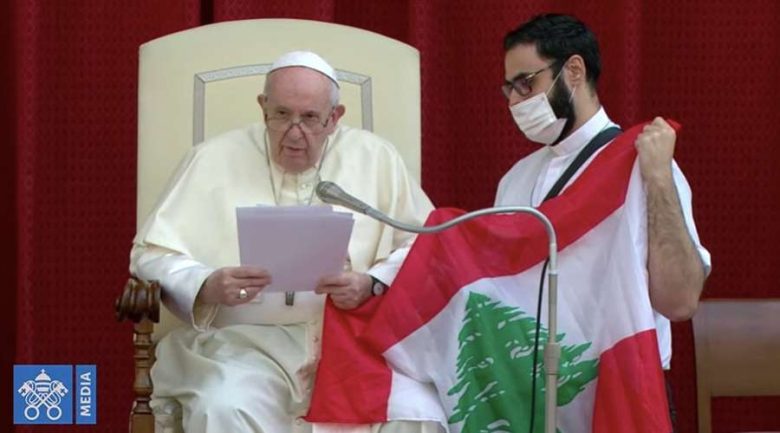 PapaFrancisco_llamadoAudiencia_BanderaLibano_CapturaVaticanMedia.jpg