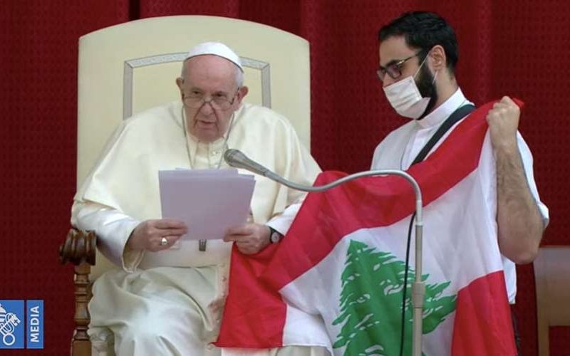 PapaFrancisco_llamadoAudiencia_BanderaLibano_CapturaVaticanMedia.jpg
