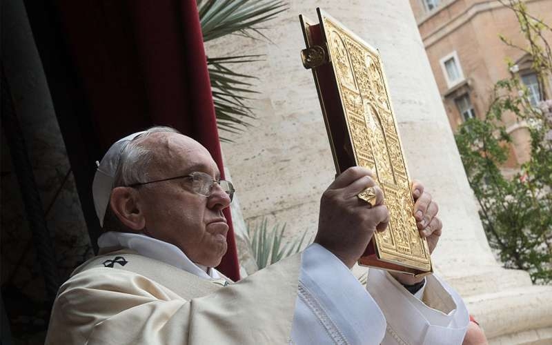 PapaFrancisco_Evangelio_Pascua_VaticanMedia-copia.jpg