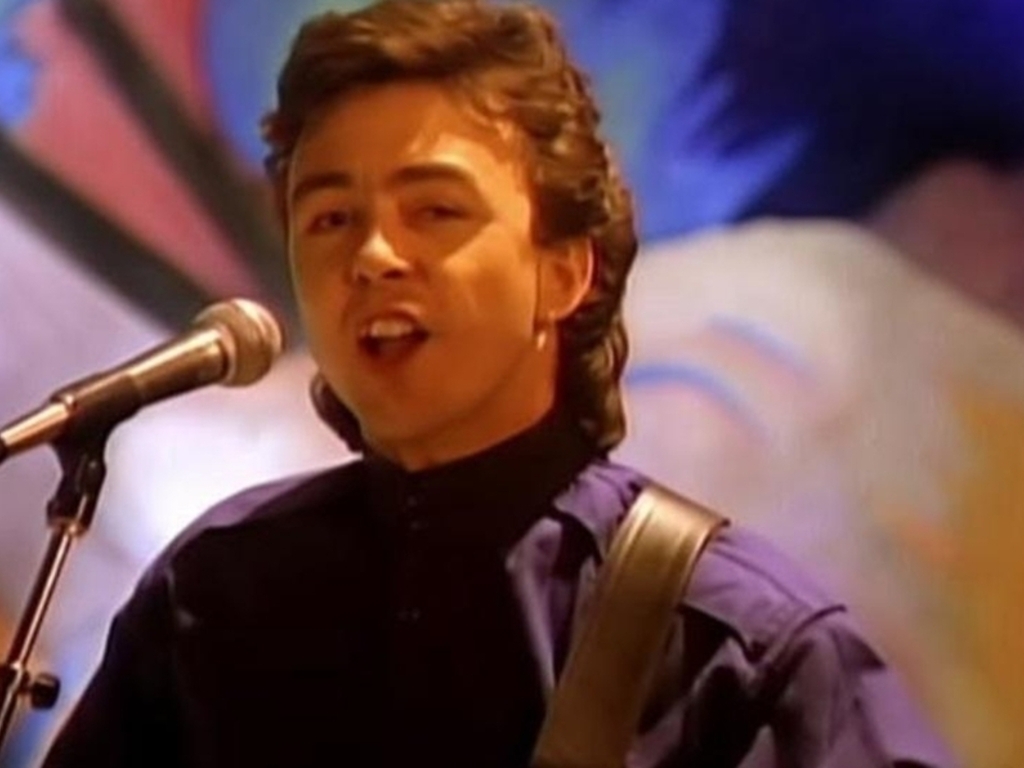 1603225185443tony-lewis-vocalista-bandas-famosas.jpg