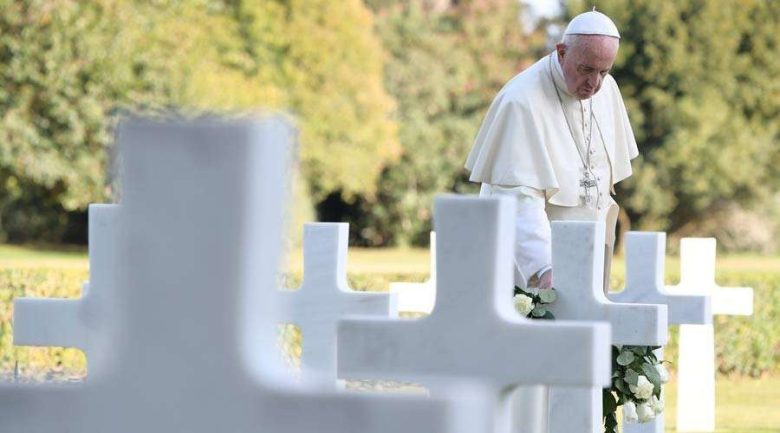 PapaFrancisco_CementerioNettuno_2nov2017_VaticanMedia.jpg
