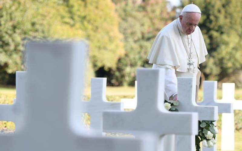 PapaFrancisco_CementerioNettuno_2nov2017_VaticanMedia.jpg